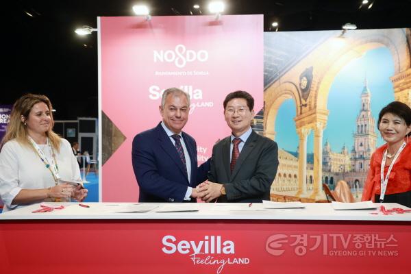 [크기변환]10-1. 22일(현지 시간) 시베야 피베스에서 이상일 시장이 호세 루이스 산스 시장과 우호 협약 체결 후 악수하고 있다.jpg