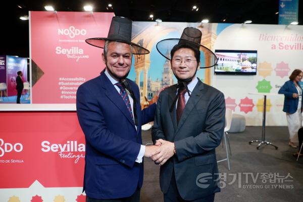 [크기변환]10-2. 22일(현지 시간) 세비야야 피베스에서 이상일 시장이 호세 루이스 산스 시장이 갓을 쓰고 기념사진을 촬영하고 있다..jpg