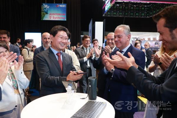 [크기변환]10-3. 22일(현지 시간) 세비야야 피베스에서 이상일 시장이 호세 루이스 산스 시장과 텔레포니카 엠프레사스의 자동 번역 기술을 체험하고 있다.jpg