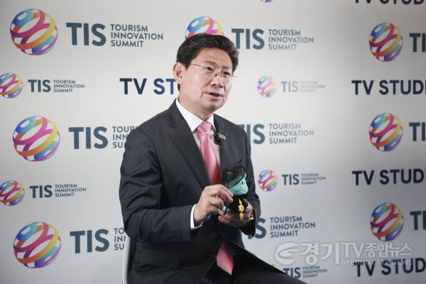 [크기변환]11-1. 23일 스페인 세비야 피베스(FIBES)에서 열린 TIS 2025에 참석한 이상일 시장이 인터뷰를 하고 있다.jpg