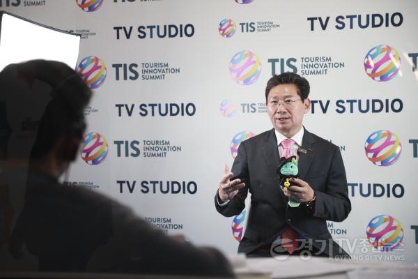 [크기변환]11-3. 23일 스페인 세비야 피베스(FIBES)에서 열린 TIS 2025에 참석한 이상일 시장이 인터뷰를 하고 있다.jpg