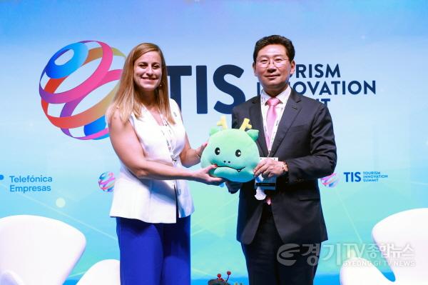 [크기변환]12-1. 스페인 세비야 피베스(FIBES)에서 열린 TIS 2025에 참석한 이상일 시장이 세션 종료 후 진행자에게 조아용 인형을 전달하고 있다.jpg