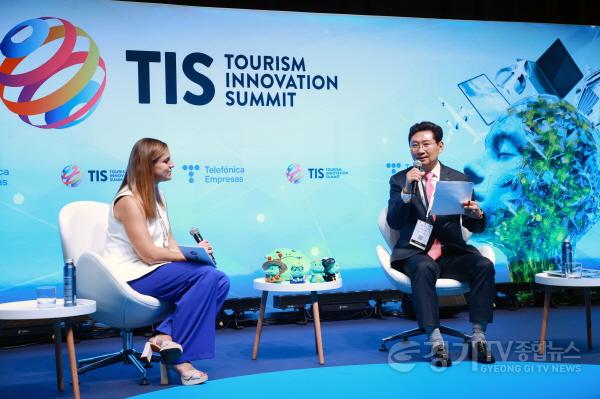 [크기변환]12-2. 23일 스페인 세비야 피베스(FIBES)에서 열린 TIS 2025에 참석한 이상일 시장이 세션에서 질의에 답변하고 있다.jpg