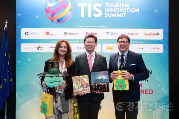 [크기변환]13-2. 스페인 세비야 피베스(FEBIS)에서 이상일 시장(가운데)과 안토니오 카스타뇨 세비야시 관광청장(오른쪽)이 기념품 전달 후 기념 사진을 촬영하고 있다.jpg