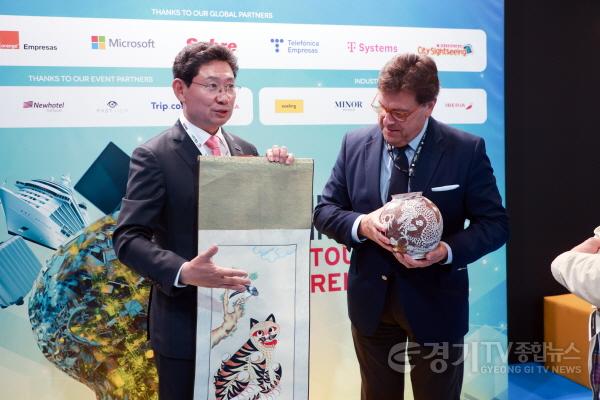 [크기변환]13-3. 스페인 세비야 피베스(FEBIS)에서 이상일 시장(왼쪽)이 안토니오 카스타뇨 세비야시 관광청장(오른쪽)에게 족자를 보여주고 있다.jpg