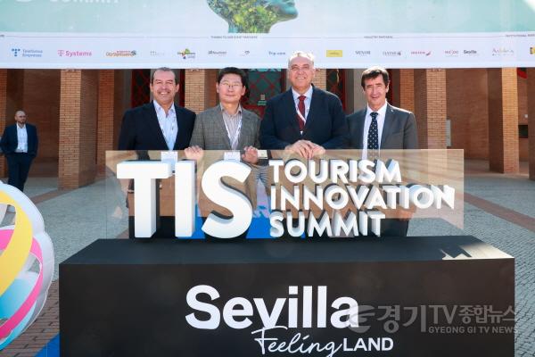 [크기변환]1-1. 24일 스페인 세비야 피베스에서 TIS 2025 폐막식 후 이상일 시장(왼쪽 둘째)이 아르투로 베르날 안달루시아 주 관광부 장관(오른쪽 둘째), 알베르트 플라나스 네벡스트 CEO(왼쪽 첫째), 미겔 안토니오 네벡스트 회장과 기념사.jpg