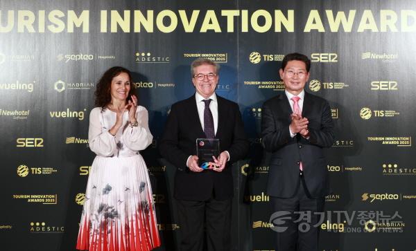 [크기변환]1-2. 23일 밤 알폰소 13세 호텔에서 이상일 시장이 ‘다양성과 포용성 우수상’ 수상자에게 시상한 뒤 기념사진을 촬영하고 있다.jpg