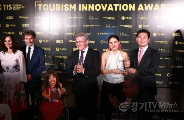 [크기변환]1-3. 23일 밤 알폰소 13세 호텔에서 이상일 시장이 ‘다양성과 포용성 우수상’ 수상자에게 시상한 뒤 기념사진을 촬영하고 있다.jpg