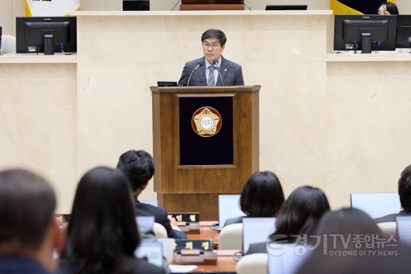 [크기변환]사진2. 용인특례시 임현수 의원이 24일 열린 제296회 임시회 제2차 본회의에서 5분 자유발언을 하고 있다..jpg