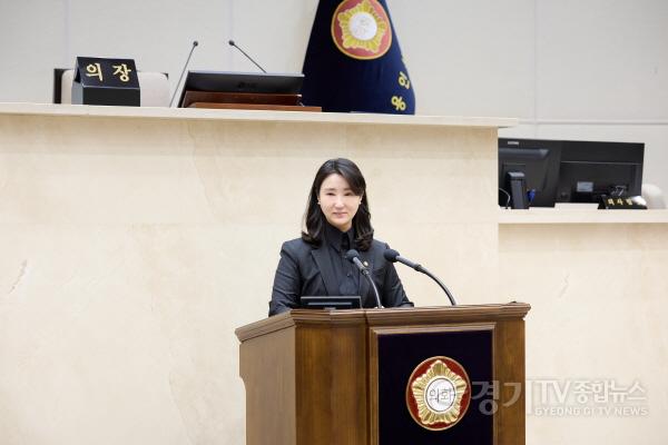 [크기변환]사진1. 용인특례시의회 박은선 의원이 24일 열린 제296회 임시회 제2차 본회의에서 5분 자유발언을 하고 있다..jpg