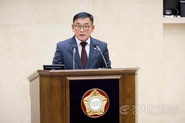 [크기변환]사진1. 용인특례시의회 윤원균 의원이 24일 열린 제296회 임시회 제2차 본회의에서 5분 자유발언을 하고 있다..jpg