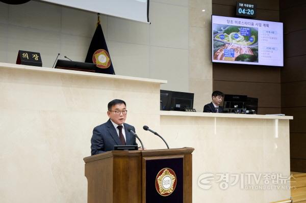 [크기변환]사진3. 용인특례시의회 윤원균 의원이 24일 열린 제296회 임시회 제2차 본회의에서 5분 자유발언을 하고 있다..jpg