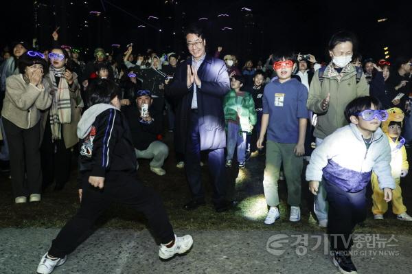 [크기변환]1-1. 정명근 화성특례시장이 어린리 관람객과 함께 호흡하고 있다 - 복사본 - 복사본.jpg