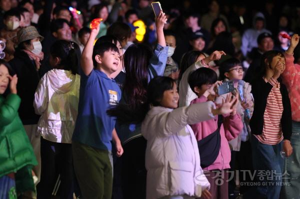 [크기변환]1-7. 루나쇼를 즐기는 어린 관람객들.jpg