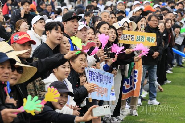 [크기변환]4-1. 조마조마 계주경기를 응원하는 시민들.jpg