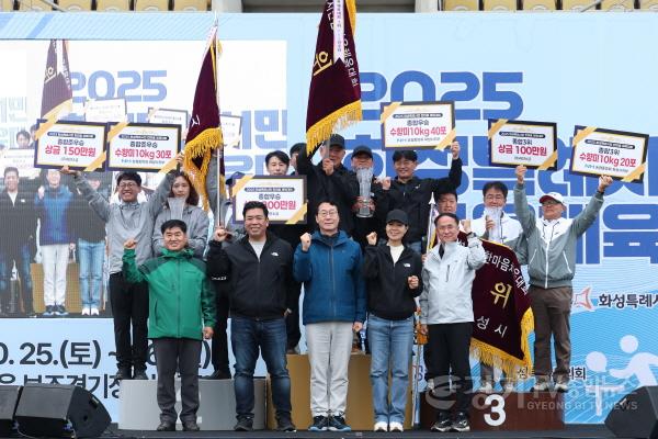 [크기변환]4-10. 정명근 화성특례시장이 수상 읍면동장과 함께 기념촬영을 하고 있다.jpg