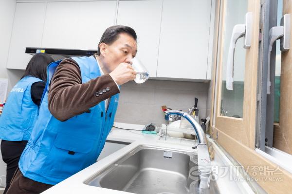 [크기변환]1-1) 이재준 수원시장, 수돗물 민원 발생한 공동주택단지 찾아 수질 검사하고 주민 목소리 들어.jpg