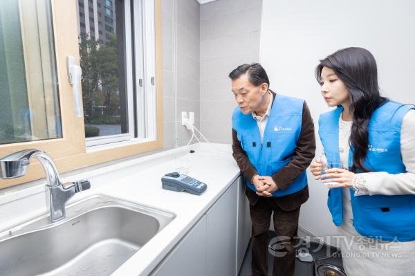 [크기변환]1-2)이재준 수원시장, 수돗물 민원 발생한 공동주택단지 찾아 수질 검사하고 주민 목소리 들어.jpg