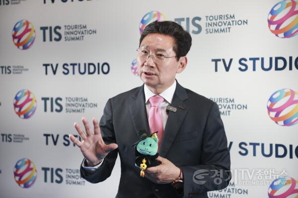 [크기변환]4-3. 23일 세비야 피베스에서 이상일 시장이 조아용 인형을 들고 네벡스트와 방송 인터뷰를 하고 있다.jpg