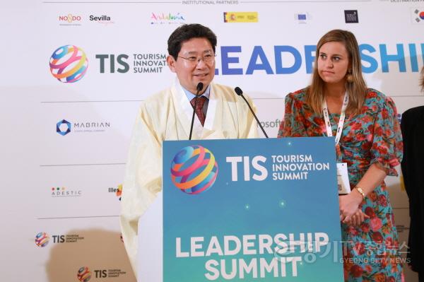 [크기변환]4-2. 22일 세비야 피베스에서 이상일 시장이 도포를 입고 개막 행사에서 연설을 하고 있다..jpg