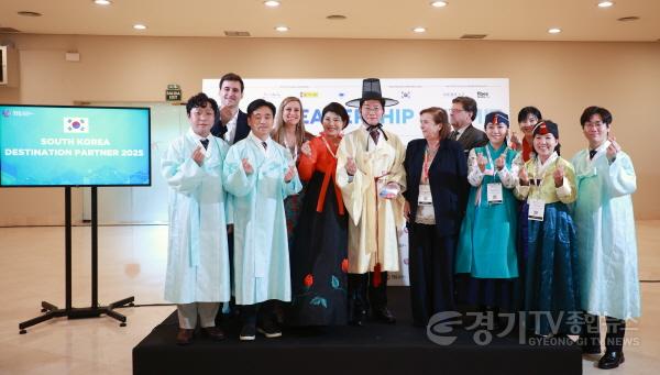 [크기변환]4-1. 22일 세비야 피베스에서 이상일 시장과 시 대표단이 한복을 입고 기념사진을 촬영하고 있다.jpg