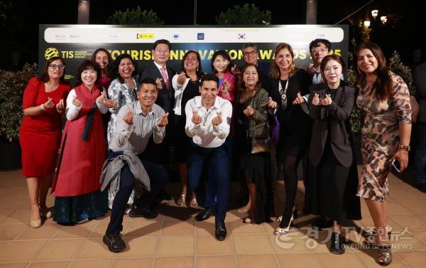 [크기변환]4-4. 23일 알폰소 13세 호텔에서 이상일 시장과 한복을 입은 시 대표단이 관광 혁신 시상식 참석자들과 기념사진을 촬영하고 있다.jpg