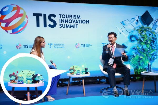 [크기변환]4-5. 23일 세비야 피베스에서 이상일 시장이 조아용 인형을 테이블에 두고 세션을 진행하고 있다.jpg