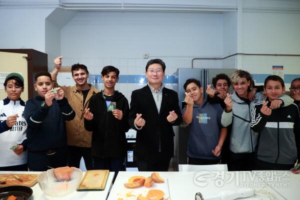 [크기변환]7-2. 27일 몽펠리에 모두를 위한 집 레스쿠타르에서 이상일 시장이 요리 수업 학생들과 기념사진을 촬영하고 있다.jpg