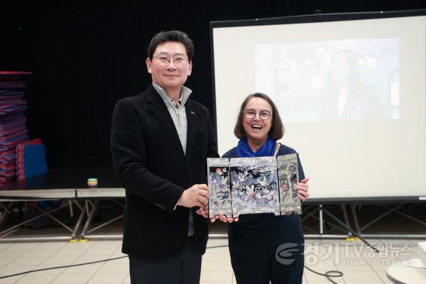 [크기변환]7-1. 27일 몽펠리에 모두를 위한 집 레스쿠타르에서 이상일 시장이 마랭-쿠리 부시장에게 자개 병풍을 선물하며 기념사진을 촬영하고 있다.jpg