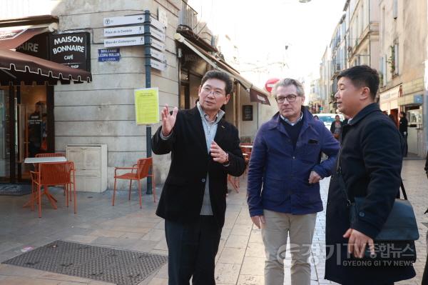 [크기변환]7-3. 27일 몽펠리에서 이상일 시장이 니콜라 루비외 국장과 도시 중심지를 둘러보고 있다..jpg