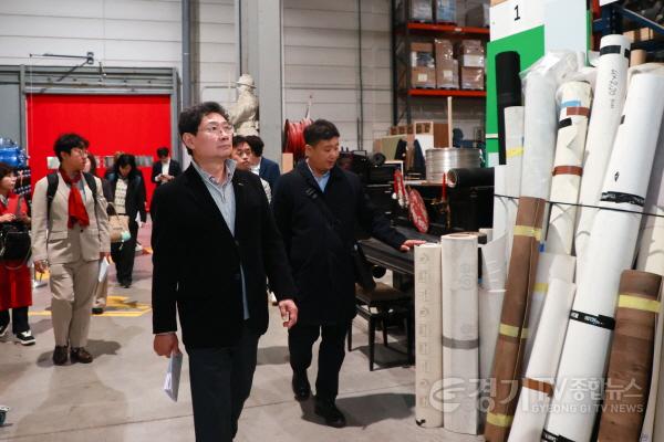 [크기변환]7-4. 27일 LTT VFX스튜디오에서 이상일 시장이 소품 창고를 둘러보고 있다.jpg