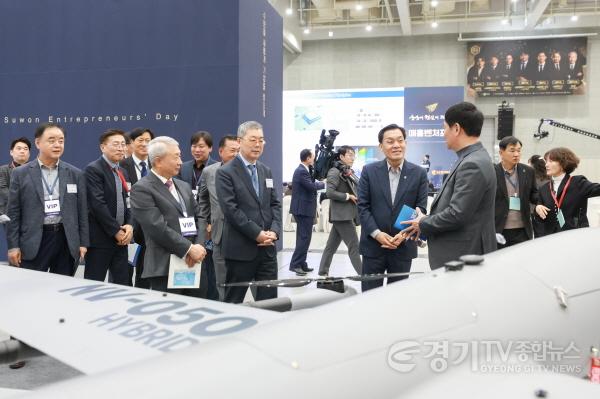 [크기변환]사진1-3) 이재준 수원특례시장, “첨단과학연구도시 조성을 목표로 기업 성장을 아낌없이 지원하겠다”.jpg