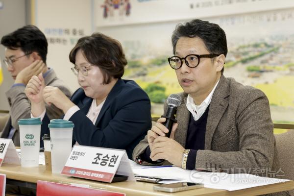 [크기변환]8-1. 조승현 화성특례시 대변인이 27일 열린 경기도 정조대왕능행차 유네스코 인류문형문화유산 등재 전략 정책토론회에서 발언하고 있다.jpg