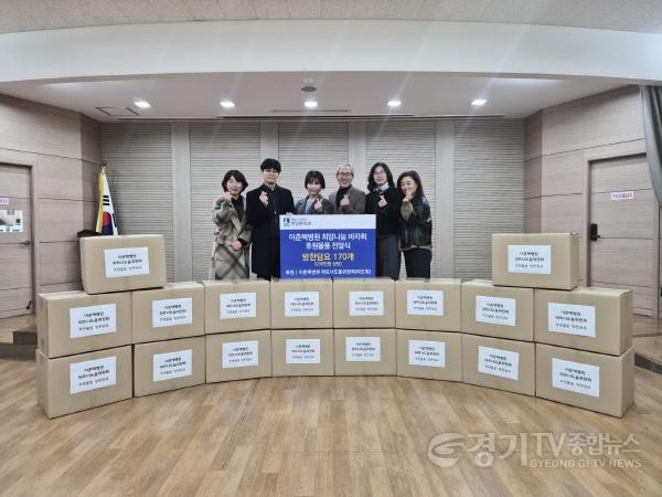 [크기변환]2. 수원특례시 팔달보건소, 이춘택병원 파트너도움위원회 후원물품 전달식 개최.jpg