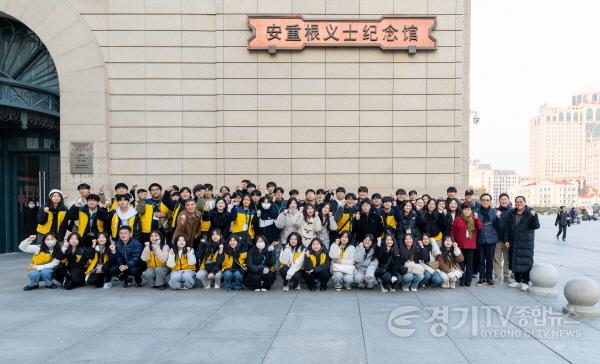 [크기변환]1._하얼빈_안중근의사기념관_앞_단체사진(교육감님).jpg
