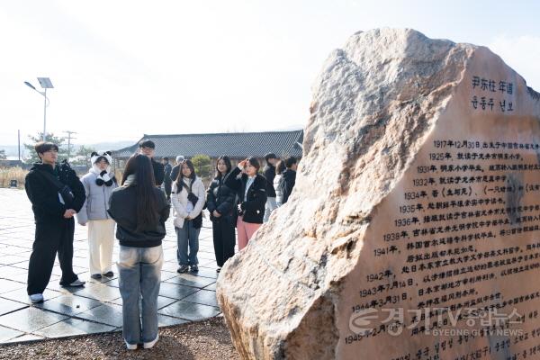 [크기변환]2._연길(용정)_윤동주_생가_학생들_발표.jpg