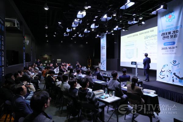 [크기변환](사진3) 2025 용인 바이오헬스 생태계 강화 전략포럼에서 'AI 디지털헬스 기술 트렌드'에 대해 강연하고 있다.(KAIST AI대학원 예종철 교수).jpg