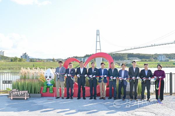 [크기변환](요청)여주시농산업공동브랜드활성화센터-여주쌀사랑 포토존 설치 기념 테이프 커팅식 개최.jpg