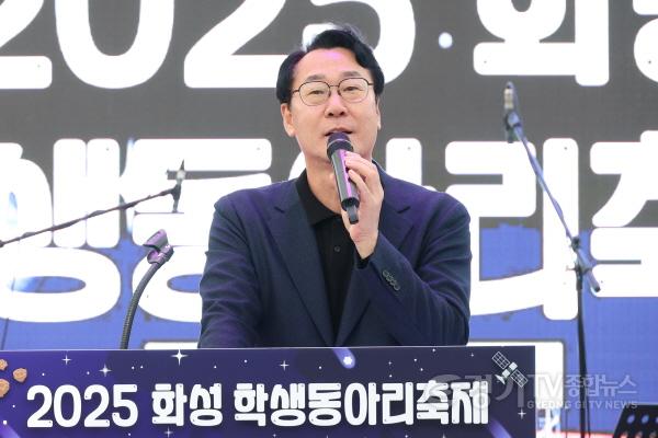 [크기변환]1-3. 정명근 화성특례시장이 청소년들의 꿈과 미래에 대한 격려의 축사를 하고 있다..jpg