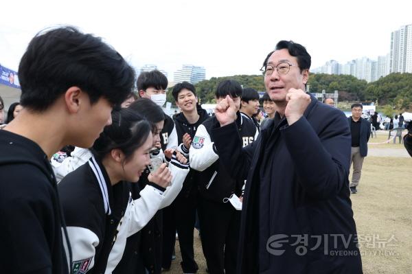 [크기변환]1-4. 정명근 화성특례시장이 참가한 학생들에게 덕담을 하며 인사를 하고 있다.jpg