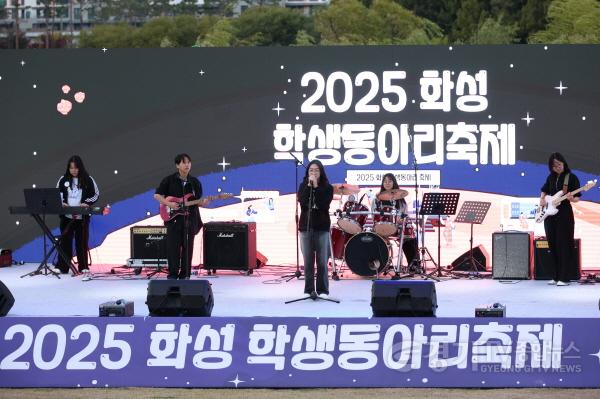 [크기변환]1-2. 참가 학생 밴드가 갈고 닦은 실력을 무대에서 뽐내고 있다.jpg