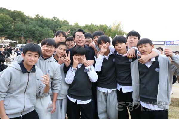 [크기변환]1-1. 정명근 화성특례시장이 2025 학생동아리 축제에 참가한 학생들과 사진촬영을 하고 있다.jpg