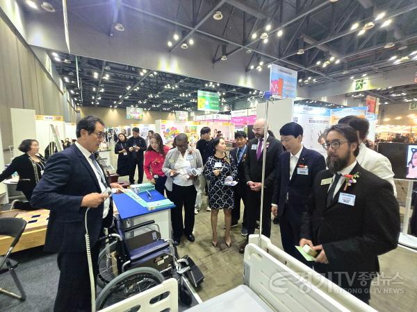 [크기변환]251031_[사진자료] 경상원 김민철 원장이 미국 조지아 경제사절단 등과 함께 소공인 박람회 참가사의 제품 설명을 듣고 있다.JPG