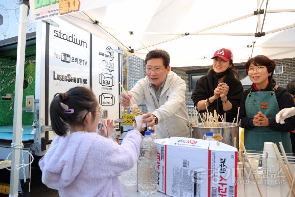[크기변환]8-2. 1일 오후 유림청소년문화의집에서 열린 다같이 놀자 행사에서 이상일 시장이 시민들을 만나 인사를 나누고 있다..jpg