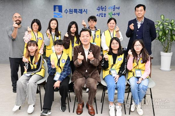 [크기변환]1-1)이재준 수원특례시장, 청개구리 기자단과 인터뷰.jpg