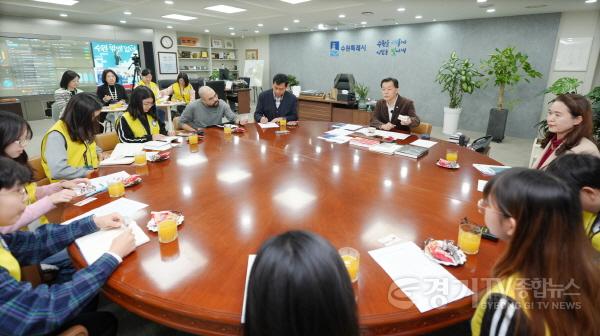 [크기변환]1-2)이재준 수원특례시장, 청개구리 기자단과 인터뷰.jpg