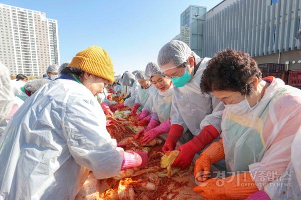 [크기변환]12-1. 3일 세리박with용인에서 열린 ‘2025 용인 온(溫)나눔 김장 페스티벌’ 에서 이상일 시장이 자원봉사자들과 함께 김치를 담그고 있다..JPG