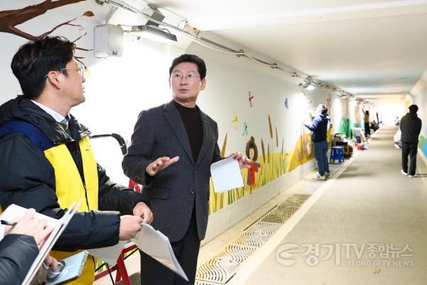 [크기변환]10-2. 이상일 용인특례시장은 2일 동백호수공원 벽화그리기 현장을 찾아 봉사자들을 격려했다 .jpg