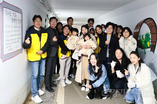 [크기변환]10-3. 이상일 용인특례시장은 2일 동백호수공원 벽화그리기 현장을 찾아 봉사자들을 격려했다.jpg