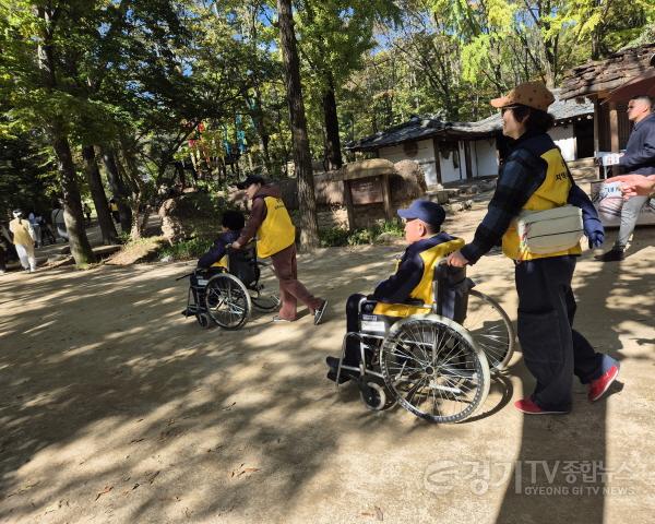 [크기변환]사본 -251028(동백3동)_동백3동 지역사회보장협의체가 홀몸 어르신 10명을 모시고 한국민속촌 나들이를 했다..jpg